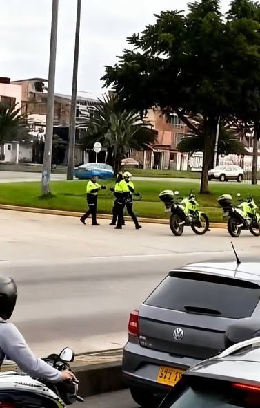 ¡Insólito! Policías protagonizan riña en plena vía pública de Bogotá 1 624661679 921758653527030 7603375647966107642 n