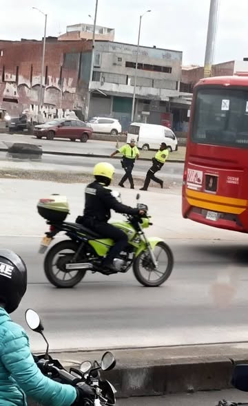 ¡Insólito! Policías protagonizan riña en plena vía pública de Bogotá 2 624711165 921758700193692 6898487437912692643 n