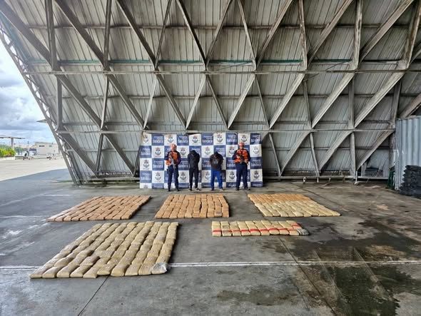 Armada intercepta tres lanchas con más de 1,6 toneladas de droga en el Pacífico colombiano 1 633825021 1305982011555304 8992257799385084152 n