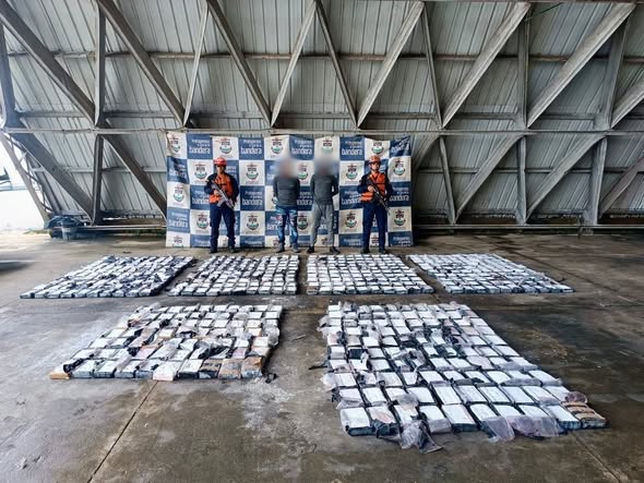Armada intercepta tres lanchas con más de 1,6 toneladas de droga en el Pacífico colombiano 4 633965883 1305981994888639 4875634594695332575 n