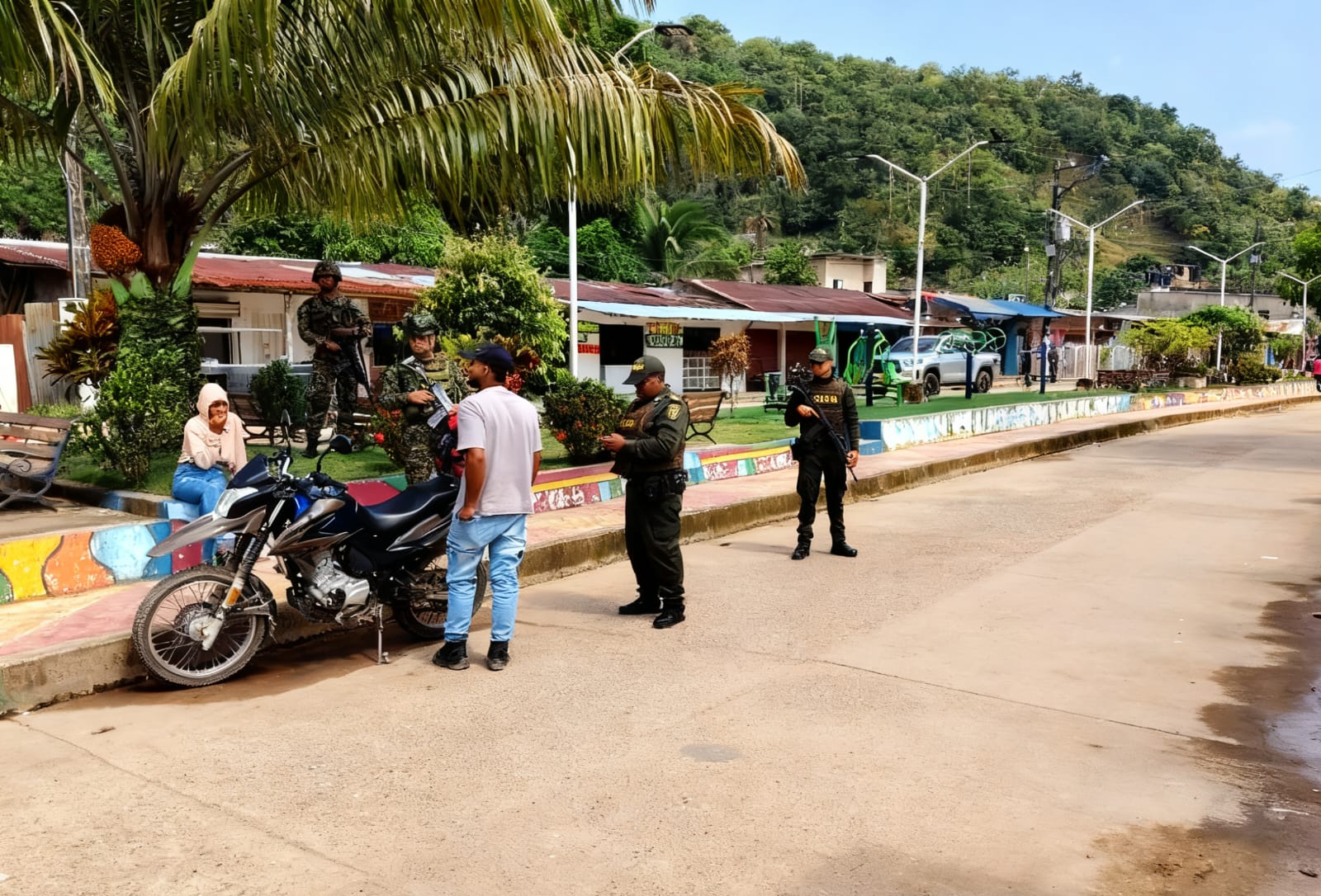 Policía y Ejército refuerzan presencia en Montecristo con controles y acercamiento a la comunidad 5 8603f6ae a1b3 48e8 bbb7 d7e03b0438e7