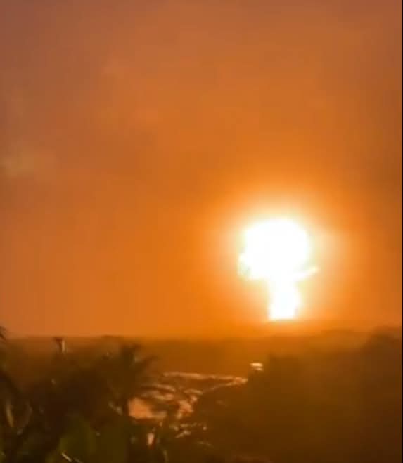 Emergencia en Antioquia por erupción de un volcán en San Juan de Urabá: videos muestran una gran columna de fuego. 2 FB IMG 1772073547069