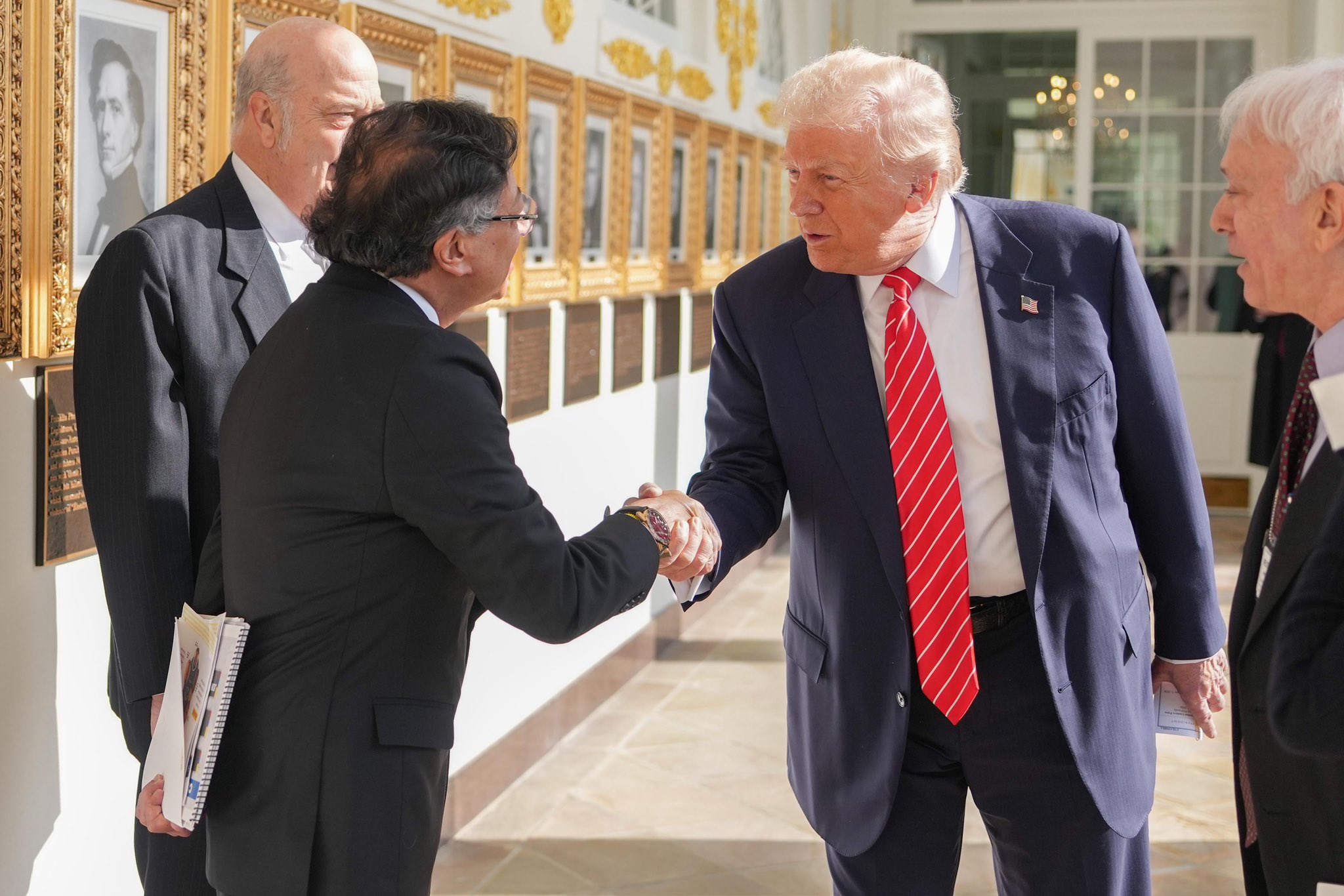 Concluyó reunión entre Gustavo Petro y Donald Trump en la Casa Blanca 4 HAP1sMuXMAAwXky
