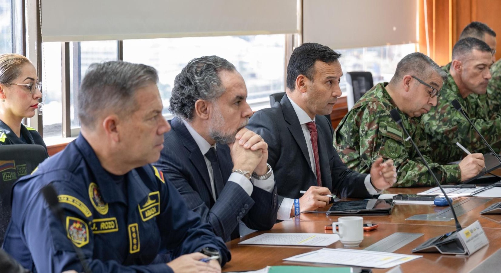 Más de 246 mil uniformados custodiarán elecciones de 2026, anunció el Mindefensa 1 Los ministros del Interior Armando Benedetti y Defensa Pedro Sanchez en reunion con los organos de control 0