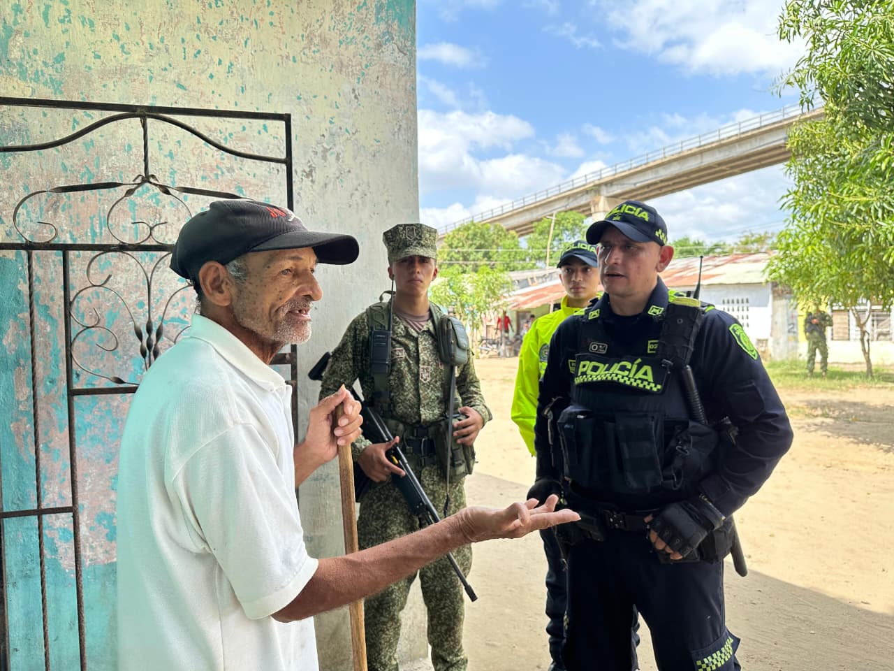 Policía e Infantería de Marina recorren barrios de Calamar para fortalecer la seguridad 6 a85fe640 e961 4728 bd83 40f19a02c0de