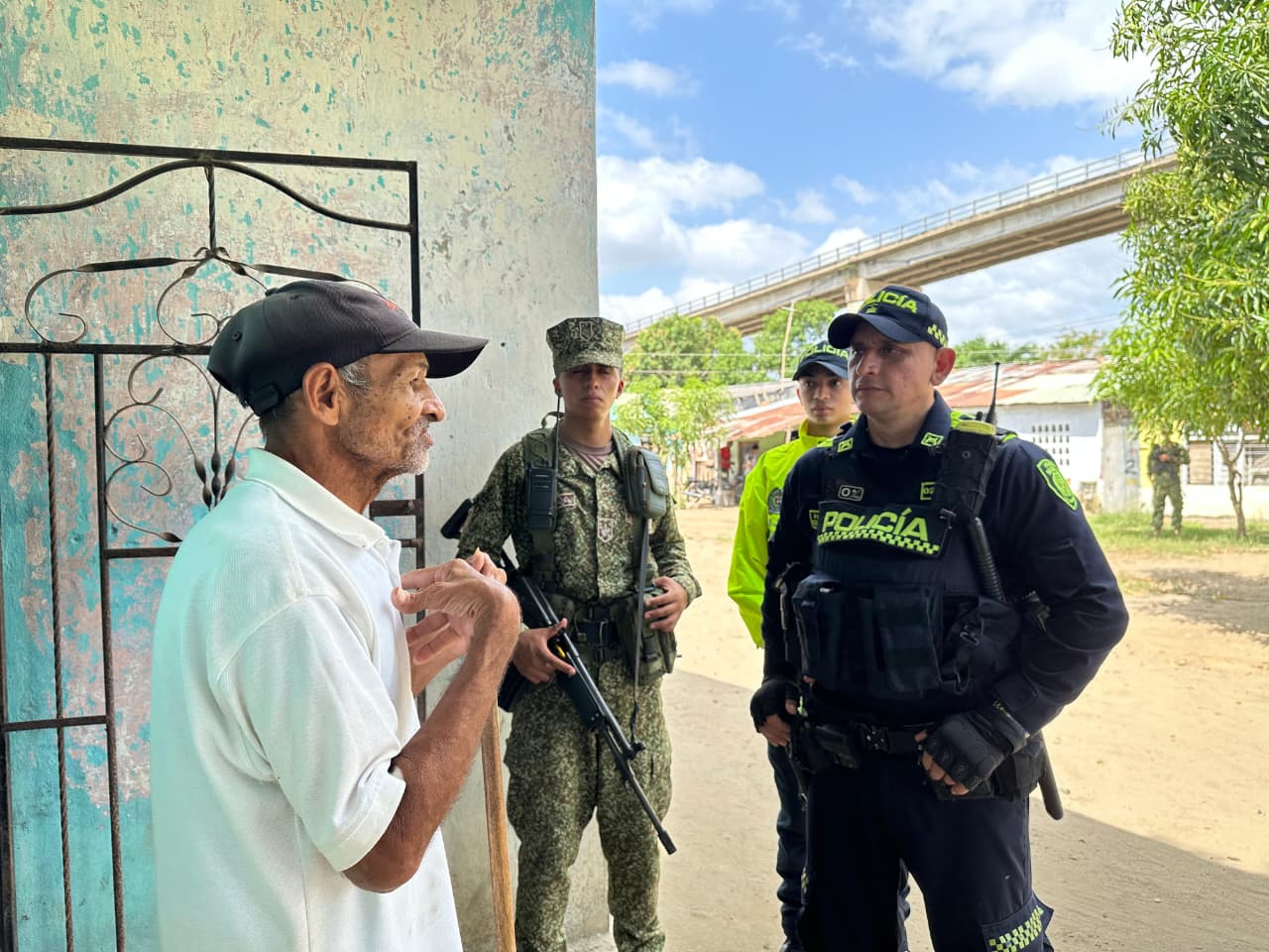 Policía e Infantería de Marina recorren barrios de Calamar para fortalecer la seguridad 2 e7b835a4 5ec4 47ca 9e87 507b9cb534f0