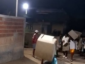 Anoche, personas corriendo con presuntas urnas de votación en Barranca Vieja 1 647096856 1239672618358741 2044990810474275657 n