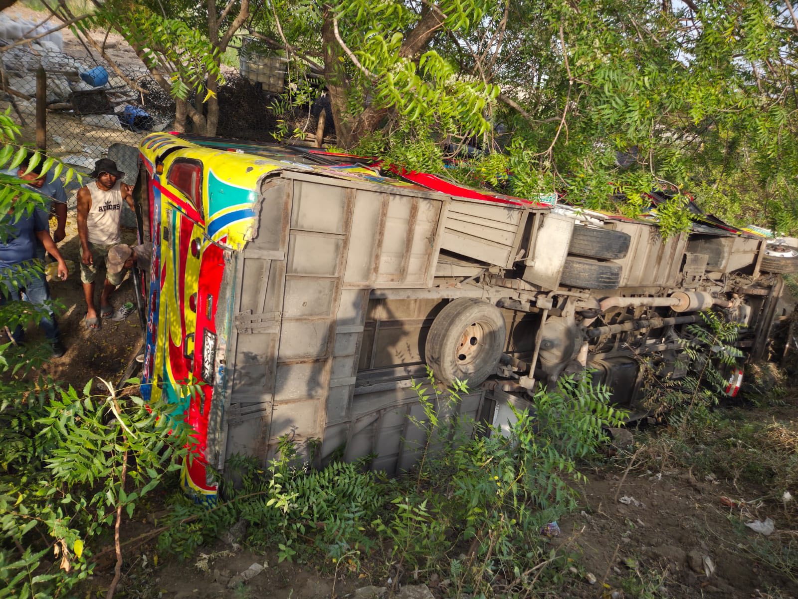 Accidente de bus en la vía Ponedera-Barranquilla deja un muerto y varios heridos 4 647557544 912310974733516 2827699813257946256 n