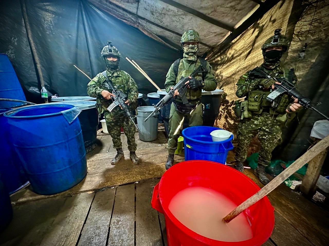 Golpe al narcotráfico en Antioquia: destruyen laboratorio de cocaína del Clan del Golfo 2 HDBErojW0AAV2cd