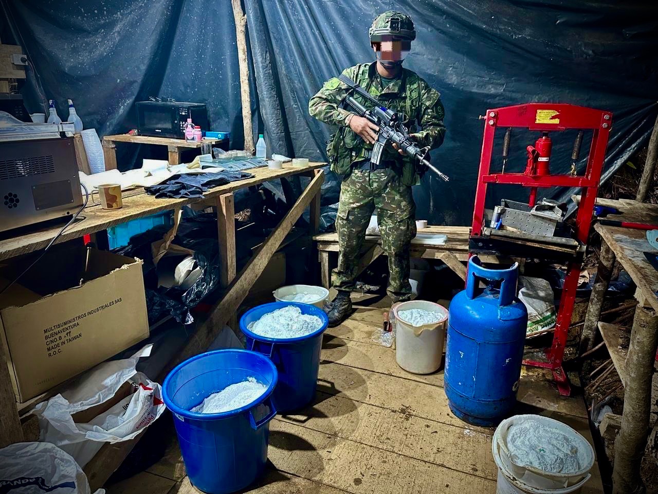 Golpe al narcotráfico en Antioquia: destruyen laboratorio de cocaína del Clan del Golfo 3 HDBErokW4AAaSq