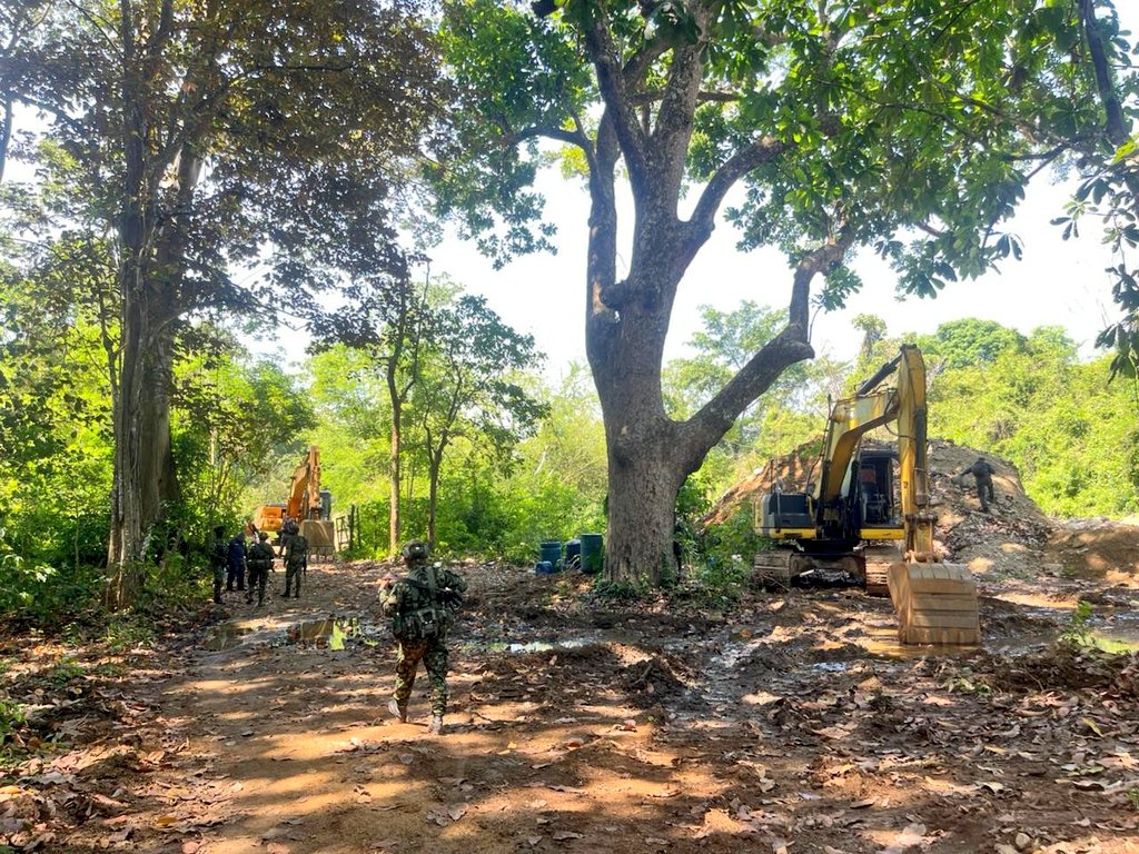 Golpe a la minería ilegal en Magdalena: Ejército incauta maquinaria en Ciénaga 1 HDslT8pX0AAo8XH