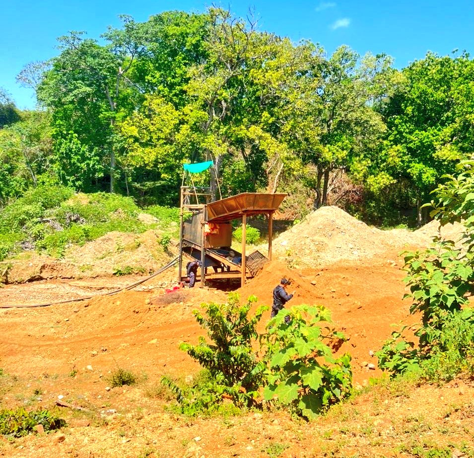 Golpe a la minería ilegal en Magdalena: Ejército incauta maquinaria en Ciénaga 2 HDslTAQWEAAHY0Q