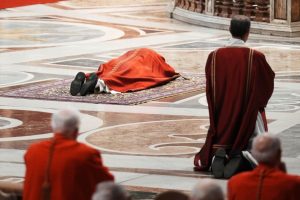 Papa 'León XIV' retoma tradición de cargar la cruz en el multitudinario vía crucis 2 16bc1815 4b20 4528 a129 4b69f65f212d