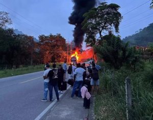 Bus de agrupación vallenata se incendió en carretera entre Bucaramanga y Riohacha 2 4b9d9741 4943 4e84 90bb 91c1651e9f33