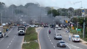 Nuevo bloqueo en la vía La Cordialidad por protestas contra fallas eléctricas en Galapa 1 709134960 976666111631335 2972597949384172708 n