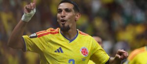Daniel Munoz de Colombia celebra su gol 0