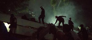 Integrantes de cuerpos de emergencia buscan victimas entre escombros 0