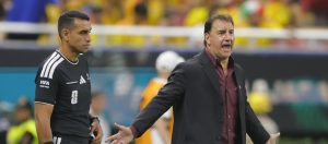 Nestor Lorenzo dirigiendo ante Congo 0