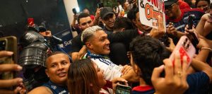 Teo con los hinchas 0