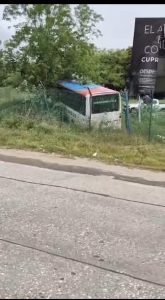 ¡Siniestro vial en el Ernesto Cortissoz! Bus de Trasalianco perdió el control y derribó una valla en el aeropuerto 1 753702293 1055921737123693 897070686812764721 n