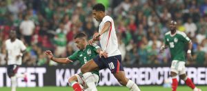 Erik Lira i de Mexico disputa un balon con Jude Bellingham de Inglaterra 0