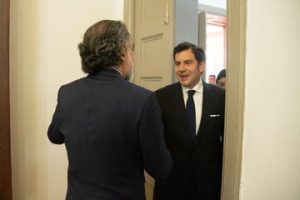 Rodrigo Lara y Armando Benedetti: Así fue el primer encuentro de empalme en el Ministerio del Interior 3 HMkh7wiWEAE2L1a
