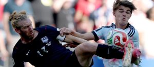 Tim Ream i de Estados Unidos y Charles De Ketelaere de Belgica en accion 0