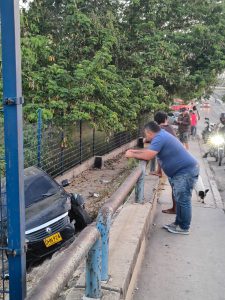 Vehículo termina dentro de una cuneta en la vía Barranquilla–Soledad y genera congestión vehicular 4 d71fd091 ef5a 4f12 b9b9 f8a4e94c00dd