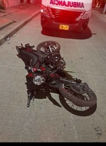 Fuerte choque entre automóvil y motocicleta dejó varios heridos en Sabanalarga 3 fd948e44 9d5d 4e37 b7fc 5a2732431f28