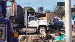 Accidente entre camión de carga y volqueta con arena genera colapso vehicular en la Calle 30 1 02554a3a be12 4fa5 b292 fa3baaefd607