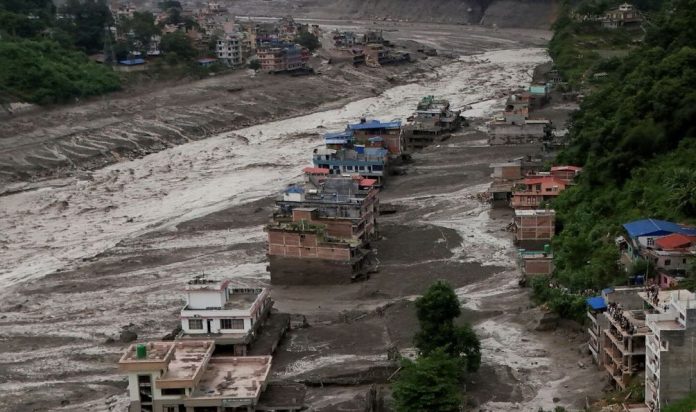 Alerta en Nepal: terremoto habría provocado una inundación que deja 16 muertos y 384 desaparecidos