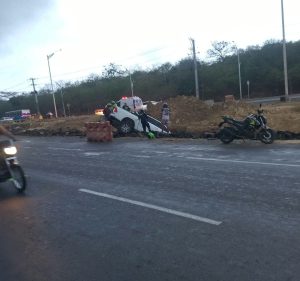Camioneta terminó dentro de una cuneta tras salirse de la vía en la Circunvalar, sector Alameda del Río 4 4002f087 82df 4007 8cf4 c99d511cdd07 1