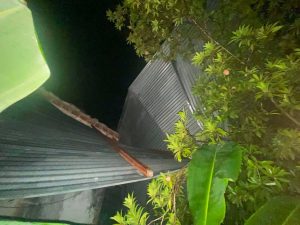 Fuerte vendaval causa daños en viviendas y deja sin energía a comunidad de Los Cocos 3 771708835 801328833037405 3228892809124631269 n