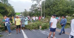 Protesta bloquea la vía San Antero-Coveñas: comunidad exige soluciones por falta de agua, energía y vías 1 778957840 2283605192450245 8231219038202210541 n