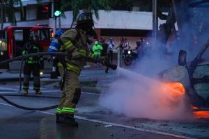 Camioneta se incendió en plena calle 82 y provocó caos vehicular en el norte de Barranquilla 2 Bomberos atendiendo