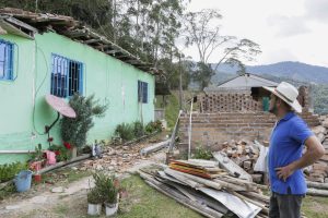 “Ayuda, SOS”: campesinos afectados por el terremoto siguen esperando atención mientras temen que sus casas se derrumben 1 Campesinos 2