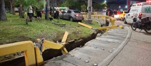 Otra vez el exceso de velocidad: carro terminó contra las barandas de la rotonda en Las Flores 2 Rotonda Las Flores 1 0