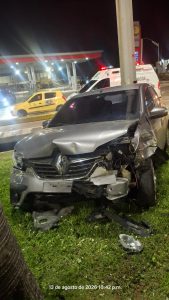 Otra vez el exceso de velocidad: carro terminó contra las barandas de la rotonda en Las Flores 4 Rotonda Las Flores 4