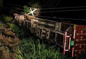 Tractomula se sale de la vía y derriba poste: varias zonas de Sabanalarga y municipios cercanos quedaron sin luz 2 dfceb1c5 fd59 43d7 b65b a95b49fcea6b