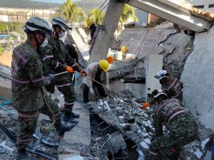Rescatistas de Barranquilla llegan a Cali para apoyar la búsqueda de víctimas tras el terremoto 3 rescatistas 1