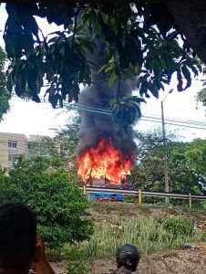 Fueron dos las busetas incendiadas para bloquear la Troncal del Caribe en Santa Marta 2 02a1f291 483e 419f a76f e01ed8c4a78f
