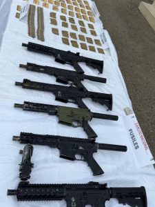 La lujosa ‘Casa Comando’ de los Conquistadores de la Sierra: fiestas, armas y el fortín donde se reunían los cabecillas 3 260df92d 618d 4b69 9f84 2301fde2740a