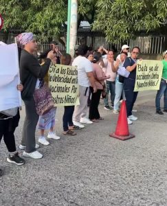 Plantón provoca cierre de la calle 30 a la altura del puente del INEM 9 794967087 1099525259677295 1880661493532306104 n