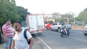 Plantón provoca cierre de la calle 30 a la altura del puente del INEM 4 796328264 1582269312763487 5884223379500922940 n