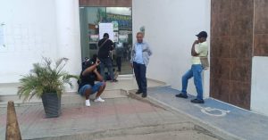 Trabajadores encadenan la Alcaldía de Albania por tres meses de salarios y liquidaciones pendientes 2 829192231 1080461971562643 2387177581552496315 n