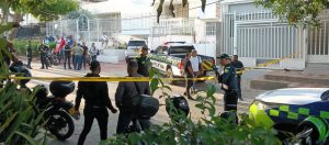 Atentado fue contra José Tapia, excandidato al Concejo de Barranquilla termina con un presunto sicario muerto y otro herido 1 Policia en el sitio 2