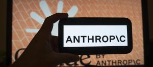 Una persona sostiene un telefono con el logotipo de la inteligencia artificial IA Anthropic 0