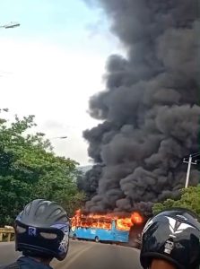 Fueron dos las busetas incendiadas para bloquear la Troncal del Caribe en Santa Marta 4 df7e384f 3374 4406 beaa 52c873997cec