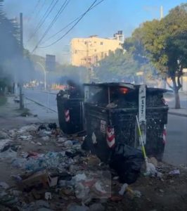 Incendian contenedores de basura en el acceso principal a la Universidad del Magdalena 4 e9d40e99 a6ae 443e 8ac2 4926ceecffa6