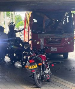 Bus quedó atascado debajo de un puente en pleno centro histórico de Barranquilla 4 0be122d1 8478 40f3 a46f 49ff3b6b139f